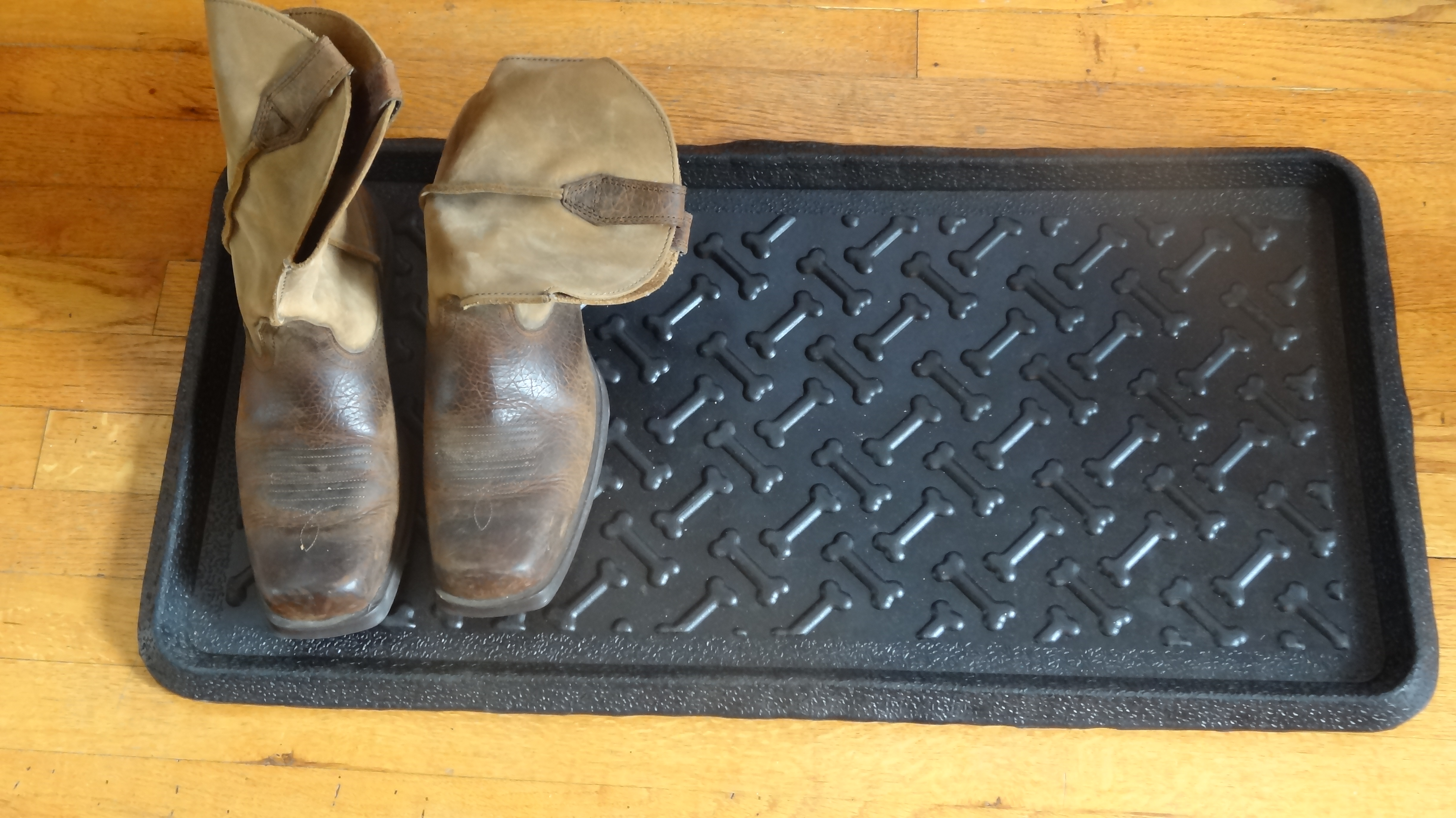 Dog Bone Embossed Natural Rubber Boot Tray 32 x 16 x 1
