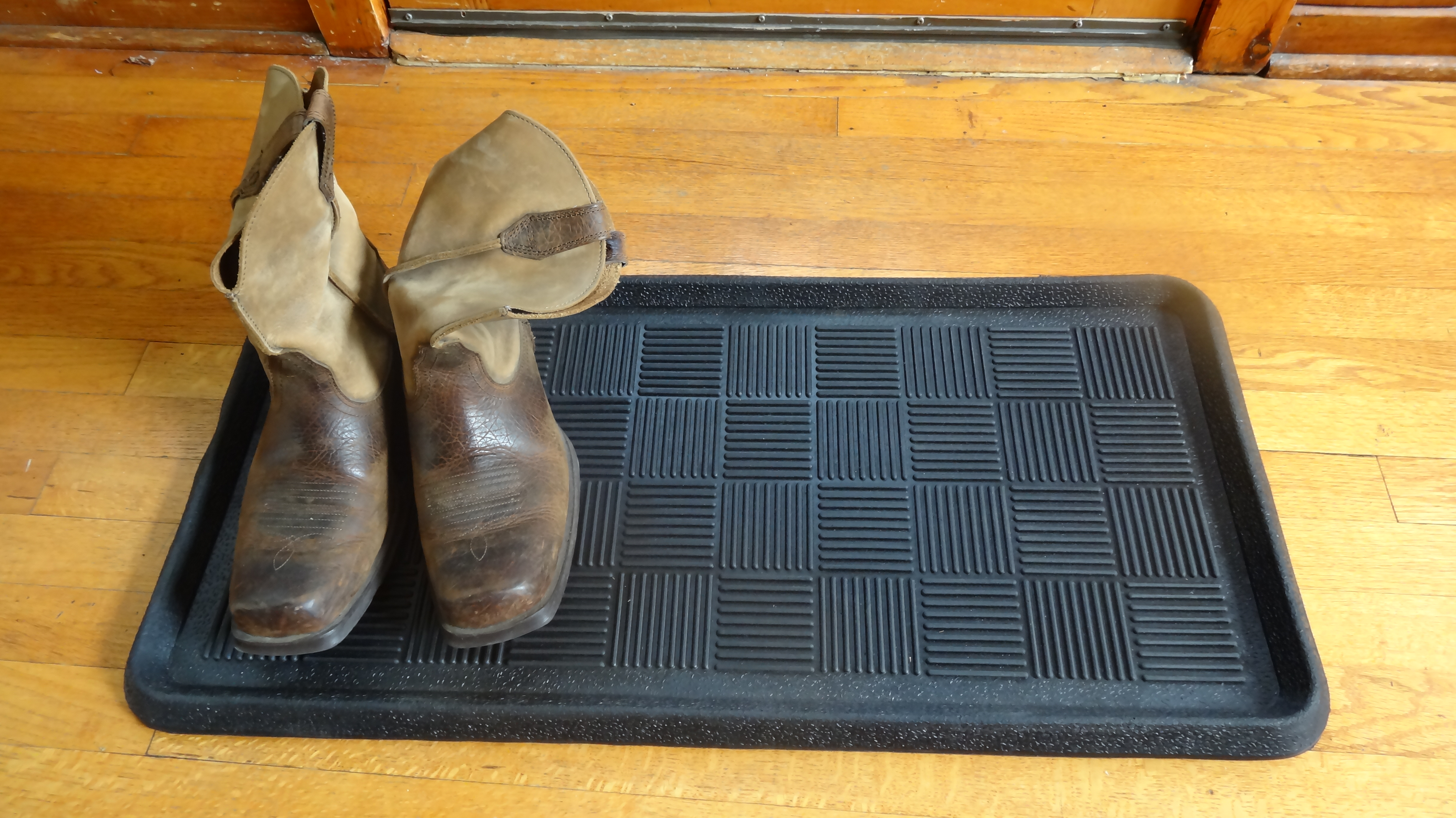 https://www.everythingdoormats.com/images/products/grid-embossed-rubber-boot-tray-36-16-1-tr0024.jpg