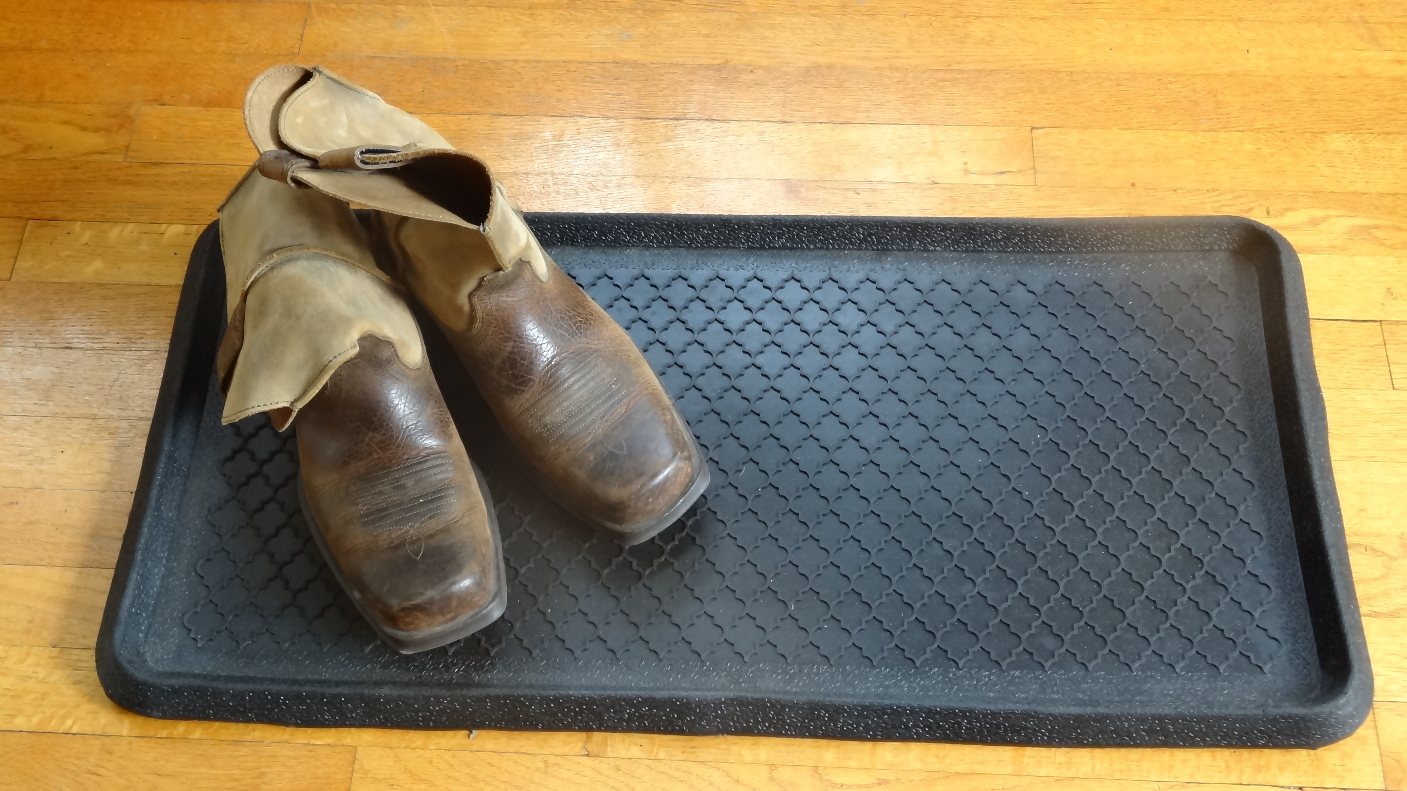 https://www.everythingdoormats.com/images/products/quarterfoil-embossed-rubber-boot-tray-36-16-1-tr0026.jpg