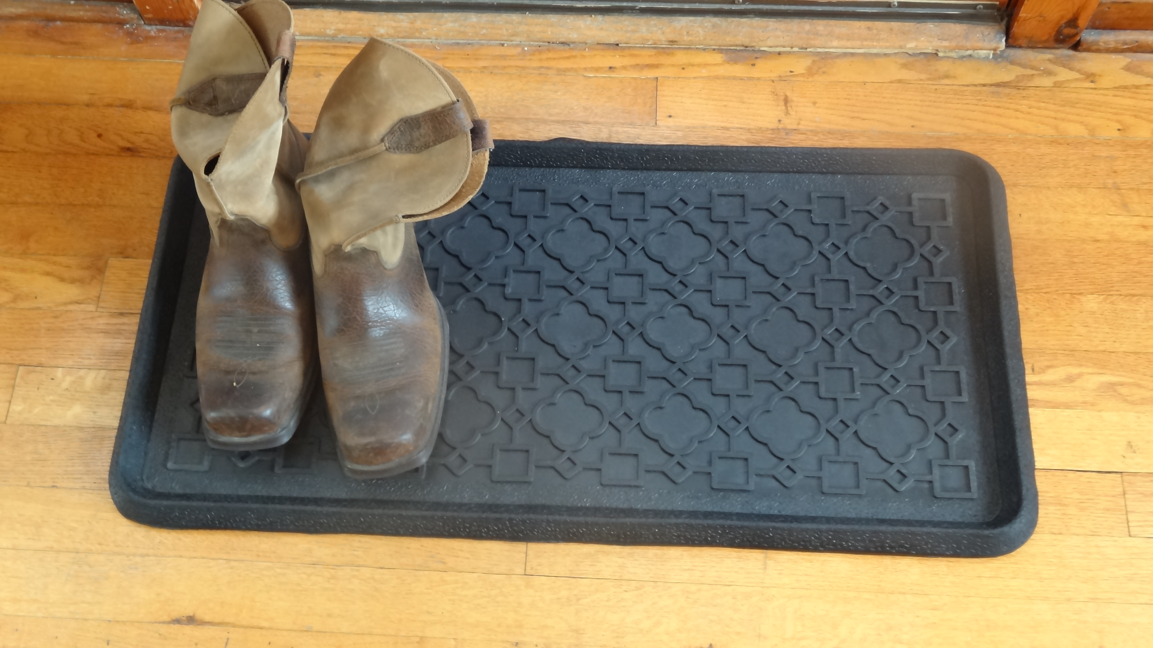 Trellis Embossed Natural Rubber Boot Tray 32 x 16 x 1